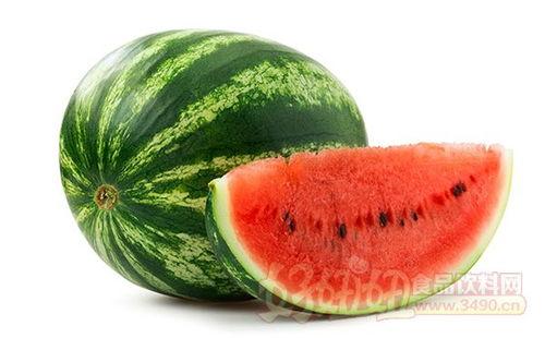 家人吃瓜的图,一起吃瓜的温馨瞬间