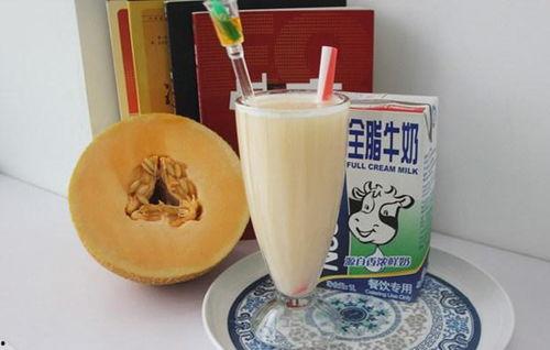 哈密瓜和奶能一起吃吗,哈密瓜与奶制品的搭配禁忌解析