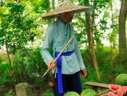 坐路旁吃瓜,夏日休闲时光