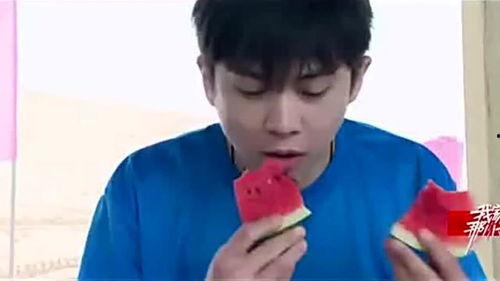 武艺吃瓜爆笑图片,爆笑全场！