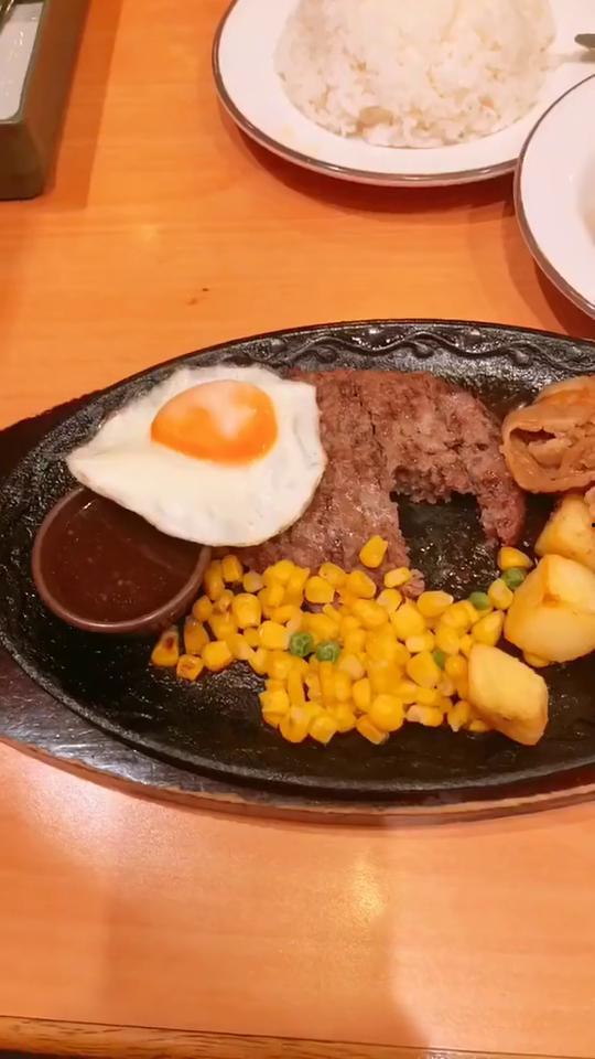 郑州打工小伙吃瓜,吃瓜瞬间成网红