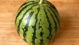 郑州打工小伙吃瓜,吃瓜瞬间成网红