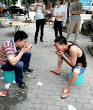 村口大妈吃瓜gif,笑料百出！