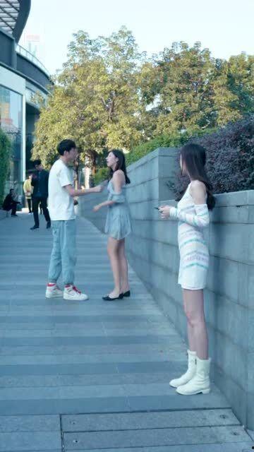 情侣吵架吃瓜亲嘴,甜蜜和解！