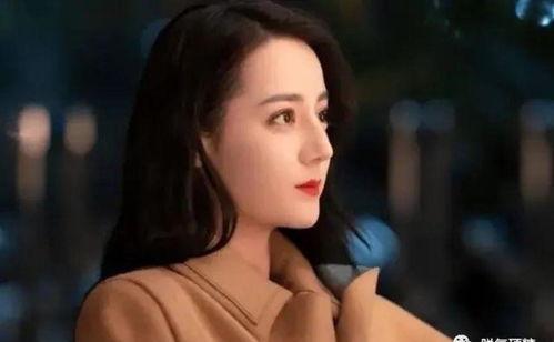 和美女合拍吃瓜,甜蜜瞬间定格