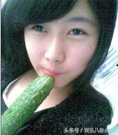 和美女合拍吃瓜,甜蜜瞬间定格