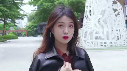 和美女合拍吃瓜,甜蜜瞬间定格