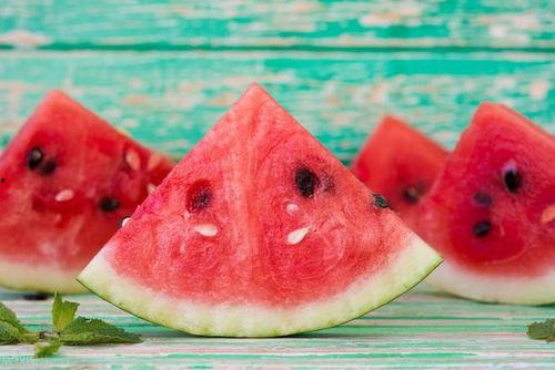 朋友们来瓜园吃瓜文案,朋友们共享夏日甜蜜时光