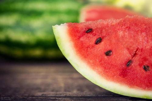 朋友们来瓜园吃瓜文案,朋友们共享夏日甜蜜时光