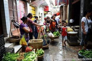 贵州水东街吃瓜,夏日消暑吃瓜，体验地道的街头风情