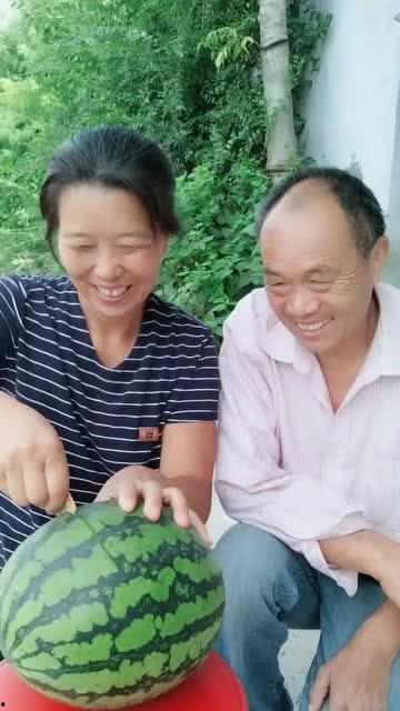 哈尔滨夫妻吃瓜事件