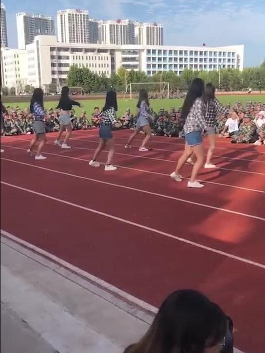 军训女跳舞吃瓜,围观群众吃瓜热议