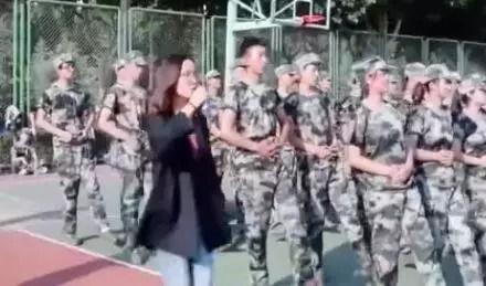 军训女跳舞吃瓜,围观群众吃瓜热议