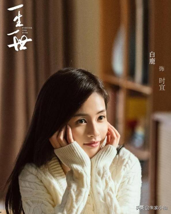 白鹿蹲着吃瓜,悠闲生活图景