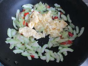 吃葫芦瓜炒鸡蛋,葫芦瓜炒鸡蛋，营养与口感的双重享受