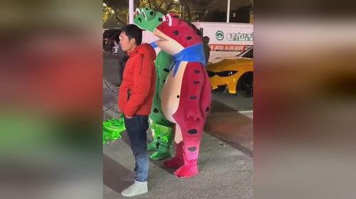 青蛙站路边吃瓜,揭秘夏日消暑趣事