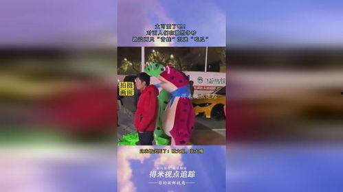 青蛙站路边吃瓜,揭秘夏日消暑趣事